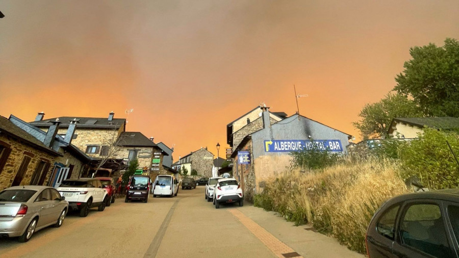 Alerta en el Camino de Santiago: Protección Civil pide no pasar por Astorga y El Bierzo por los incendios