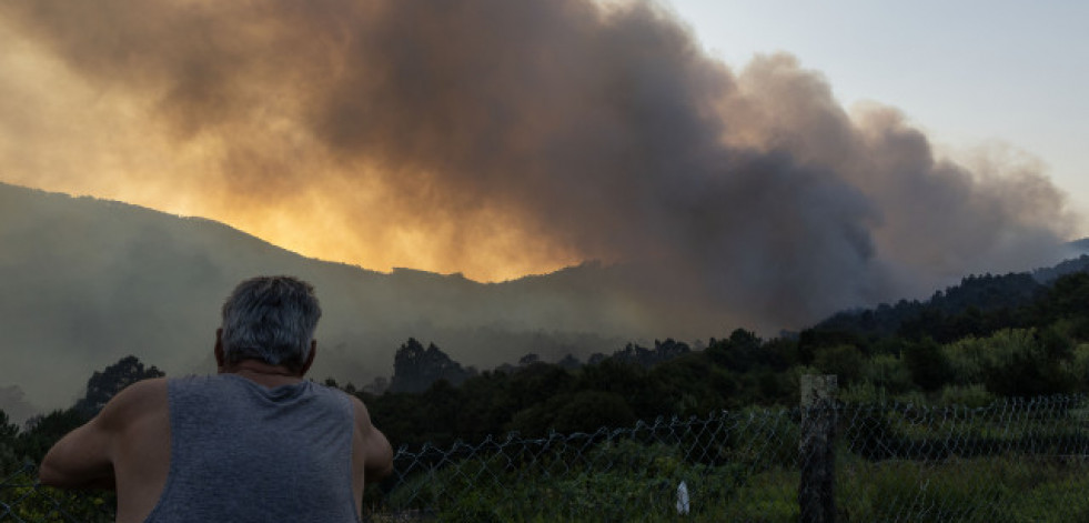 Ocho incendios están activos en Galicia, con desalojos en Pontevedra y Lugo
