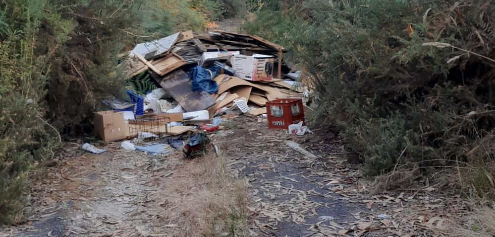 Hasta 9.000 euros de multa por tirar basura en los montes de Ames