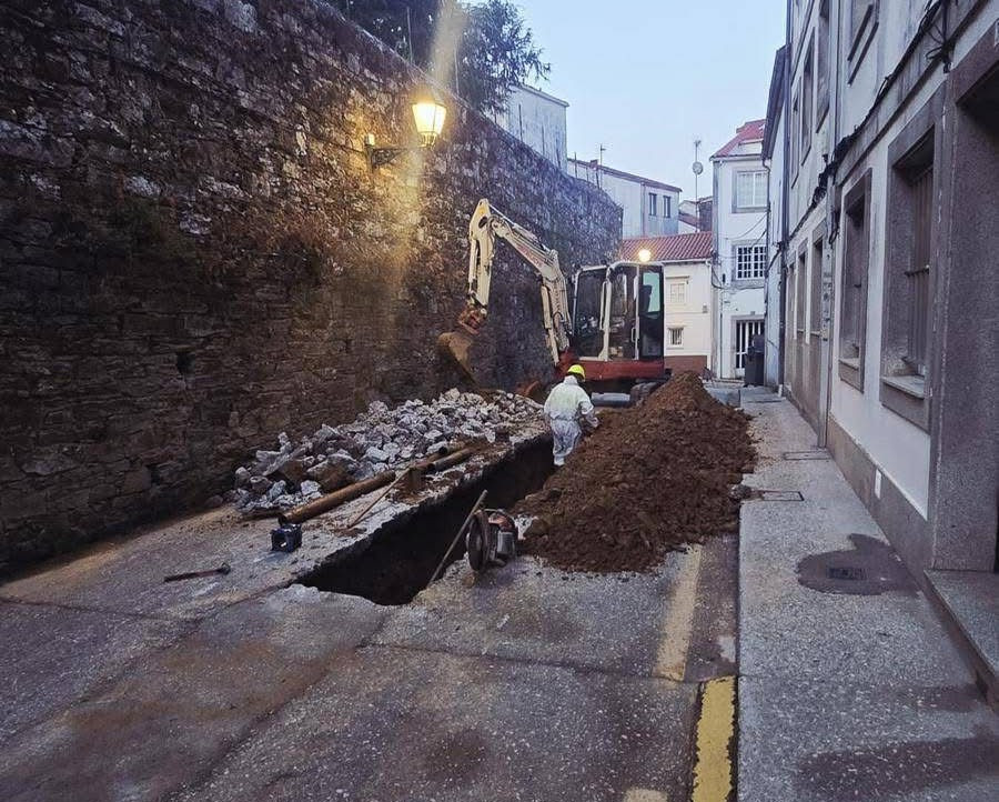Vecinos de Os Pexigos vuelven a quedarse sin agua por averías en una red de los años 50