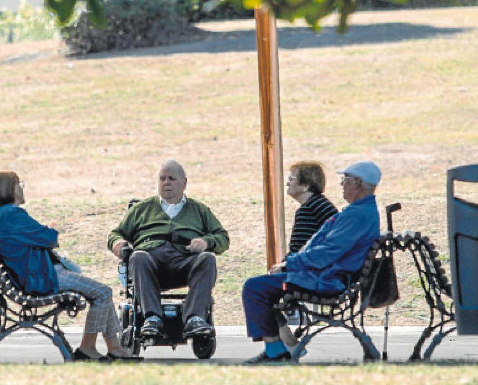 UngrupodejubiladostomaelsolenunparquepblicodeACoruaunaimagenmuyhabitualenunaciudadenlaqueunodecadaci