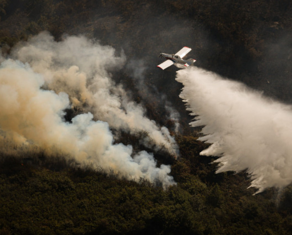 EuropaPress 6915488 efectivos aereos bomberos labores extincion incendio avion 25 agosto 2025 avion