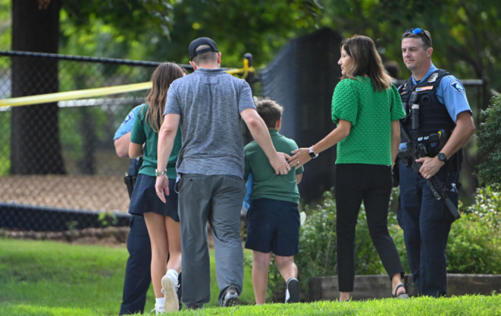 Dos niños muertos y 17 heridos en el tiroteo en una escuela católica en Minneapolis