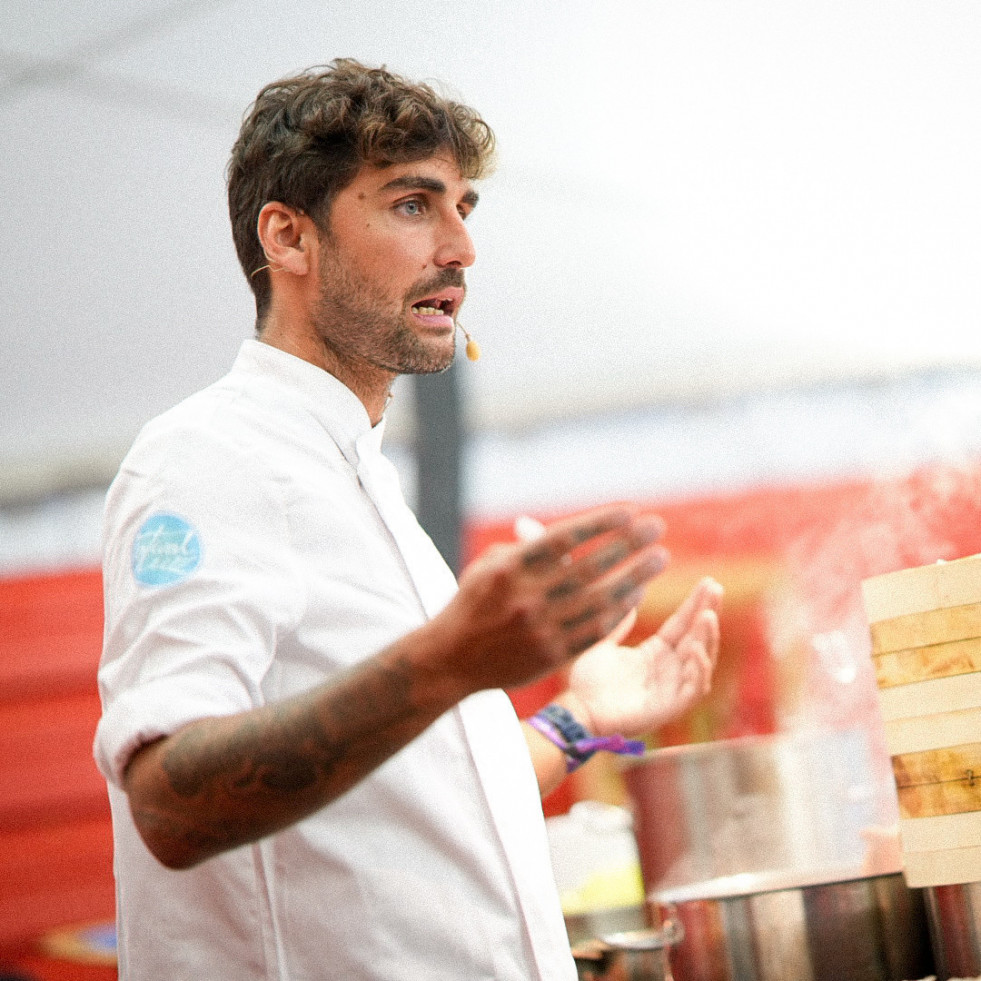 Nacho Moreira, de La Esquina de Valentina, durante su showcooking en el Espacio Mahou del Festival de la Luz