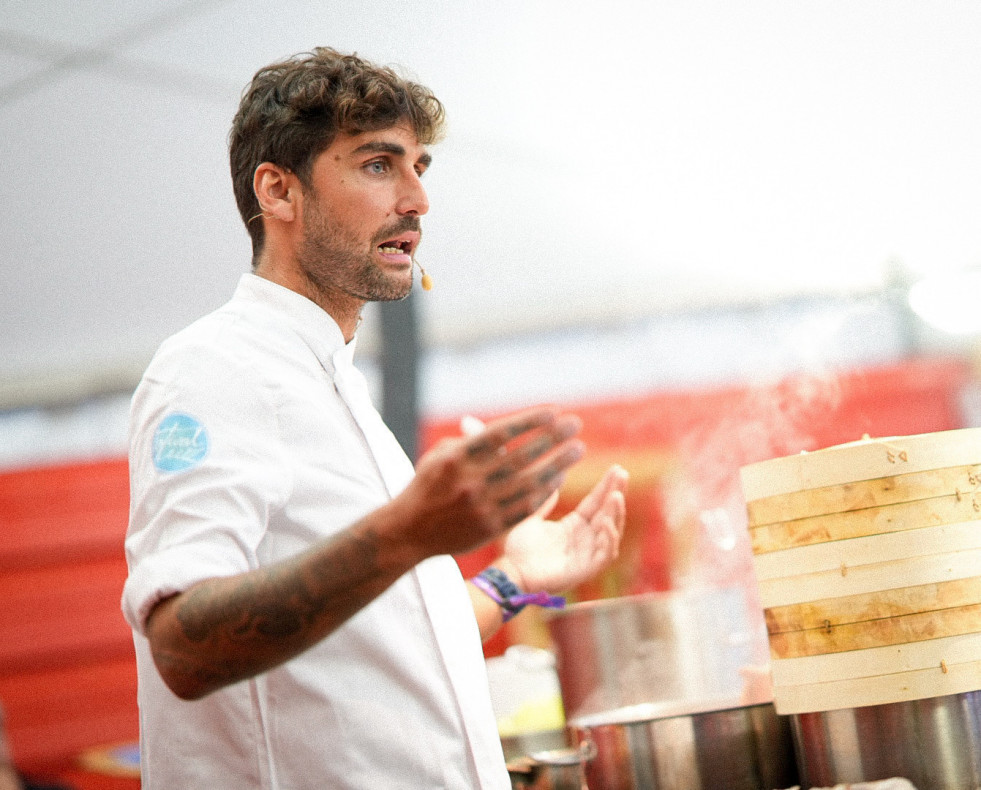 Nacho Moreira, de La Esquina de Valentina, durante su showcooking en el Espacio Mahou del Festival de la Luz