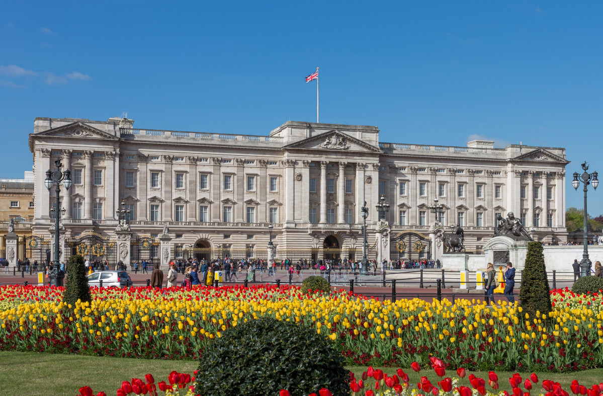 Buckingham Palace from gardens, London, UK   Diliff (cropped)
