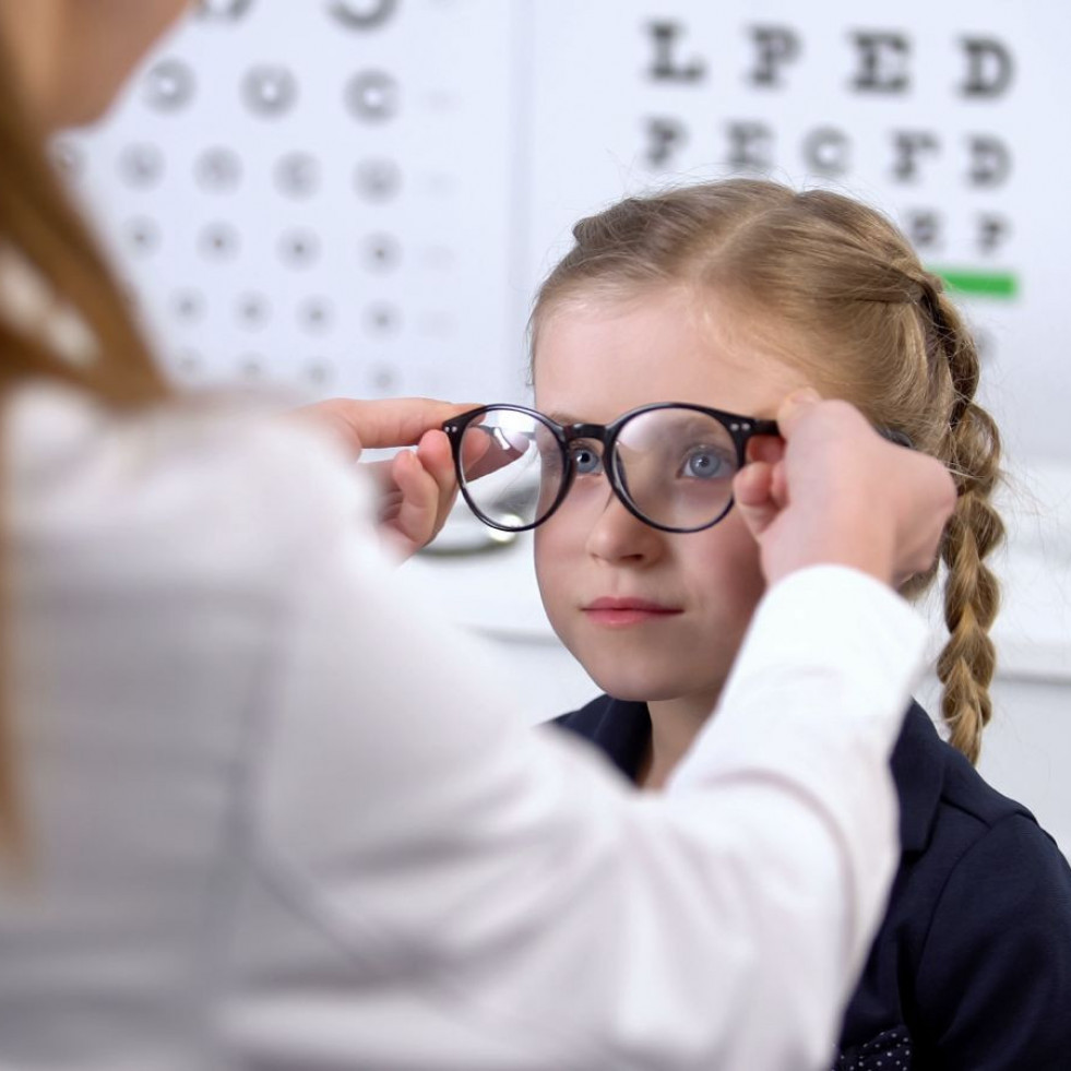 Detectar a tiempo la miopía o el astigmatismo puede mejorar las notas y la coordinación de los escolares