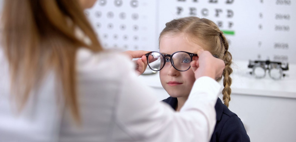 Detectar a tiempo la miopía o el astigmatismo puede mejorar las notas y la coordinación de los escolares