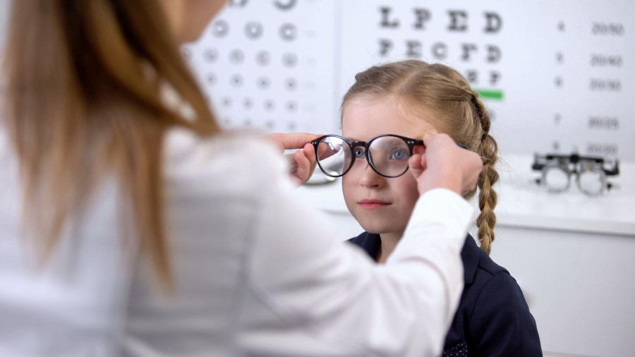 Detectar a tiempo la miopía o el astigmatismo puede mejorar las notas y la coordinación de los escolares