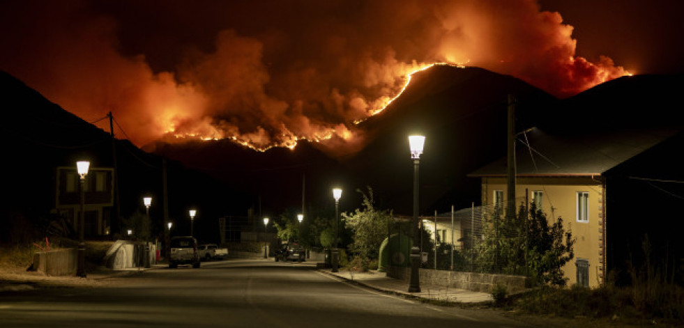 Rachas de viento dificultan la extinción del fuego de Carballeda de Valdeorras, que ya quema 500 hectáreas