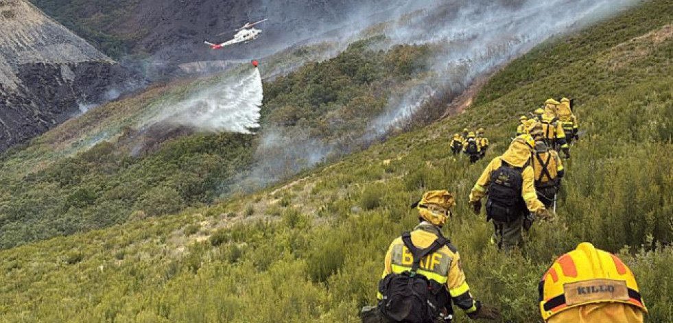 O lume forestal de Carballeda de Valdeorras arrasa xa 850 hectáreas