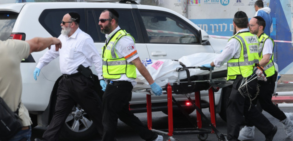 Muere un español en el ataque contra un autobús en uno de los cruces de entrada a Jerusalén