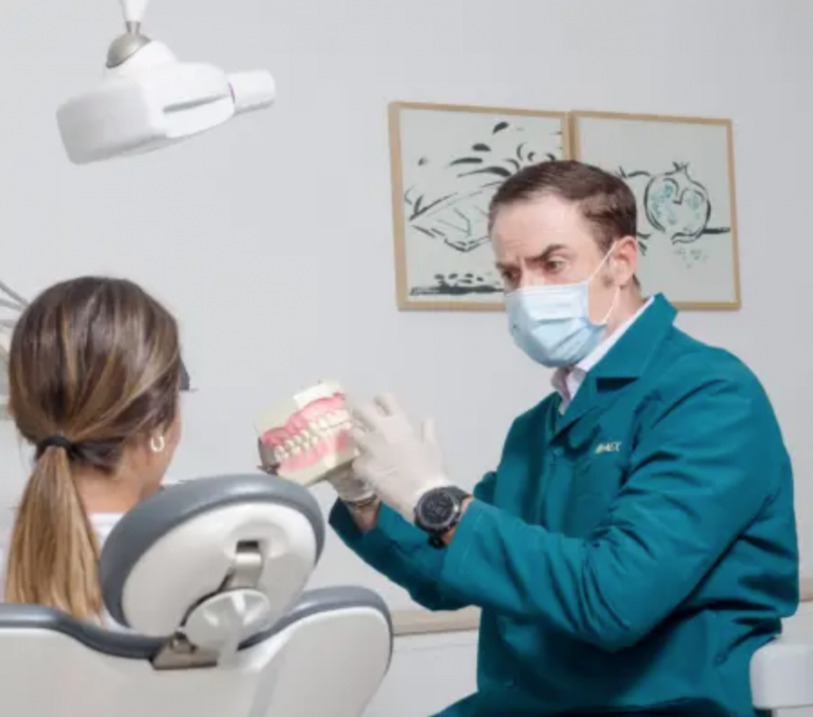 El director de la Clínica MAEX de Santiago lo confirma: una sonrisa alineada mejora más el atractivo que el bótox