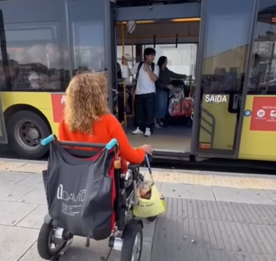 Falta de accesibilidad en los autobuses de Santiago: un vídeo viral con millones de visitas abre el debate en redes