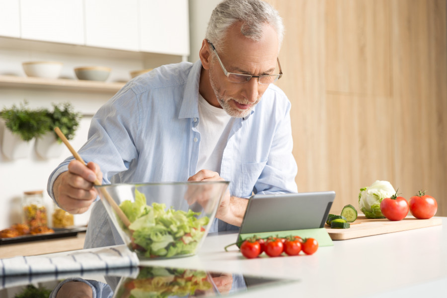 Comer verduras, frutos secos y pescado se asocia con menor acumulación de dolencias crónicas