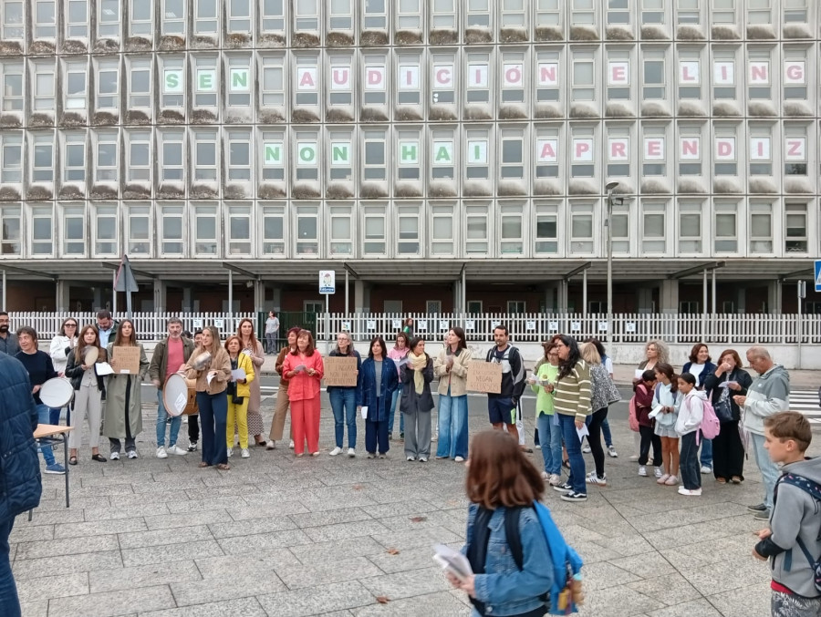 Familias y docentes del López Ferreiro recogen firmas para pedir refuerzos de apoyo educativo