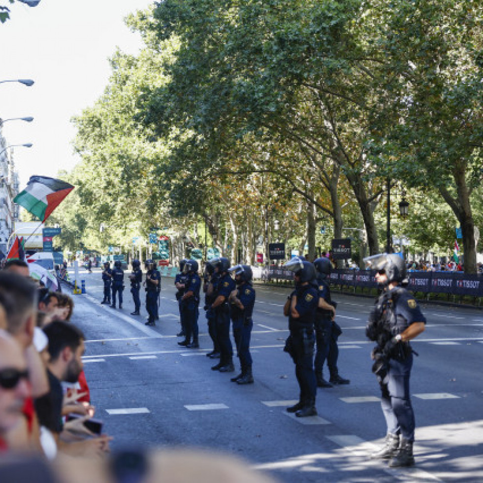 Cancelan la última etapa por las protestas y la Vuelta acaba con el pelotón escoltado
