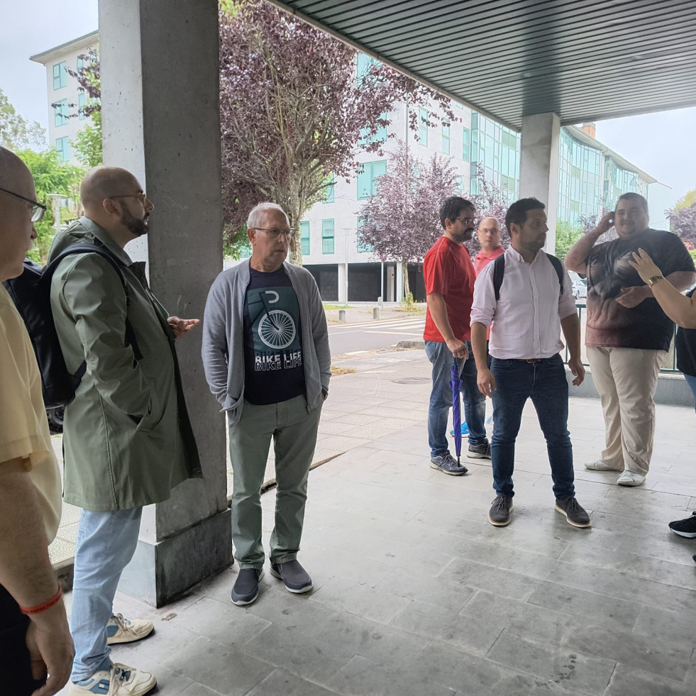 Paradas de bus sin marquesina, calles deterioradas y alcantarillas rotas: UCIN denuncia abandono en Volta do Castro