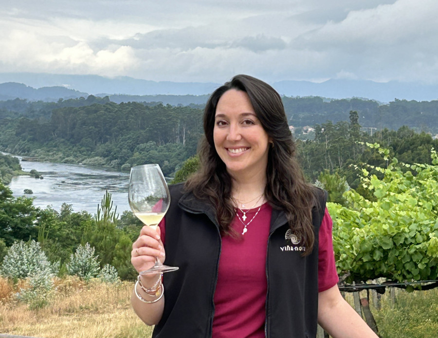 Emilia Schmidt Staneloni, enóloga de las bodegas Viña Nora y Pazos del Rey: “La calidad de las uvas de este año es muy buena, tendremos unos vinos excelentes”