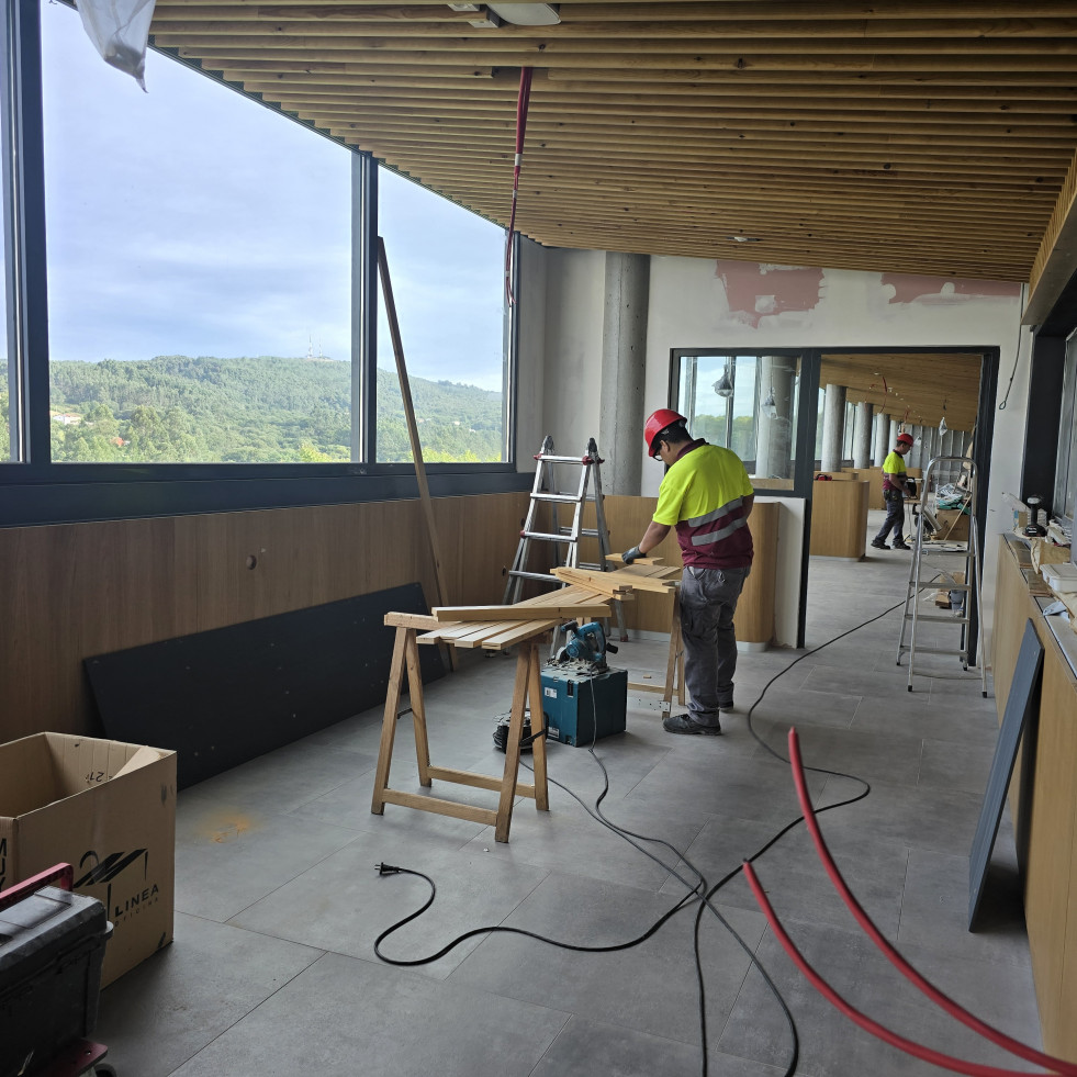 Las obras para humanizar la sala de espera de Oncología del Clínico de Santiago alcanzan ya el 80 % de ejecución