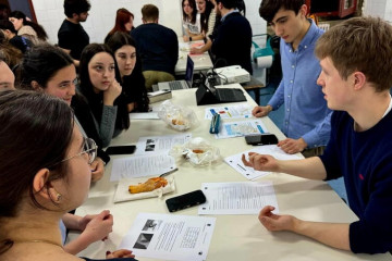 Estudantes participando nun obra